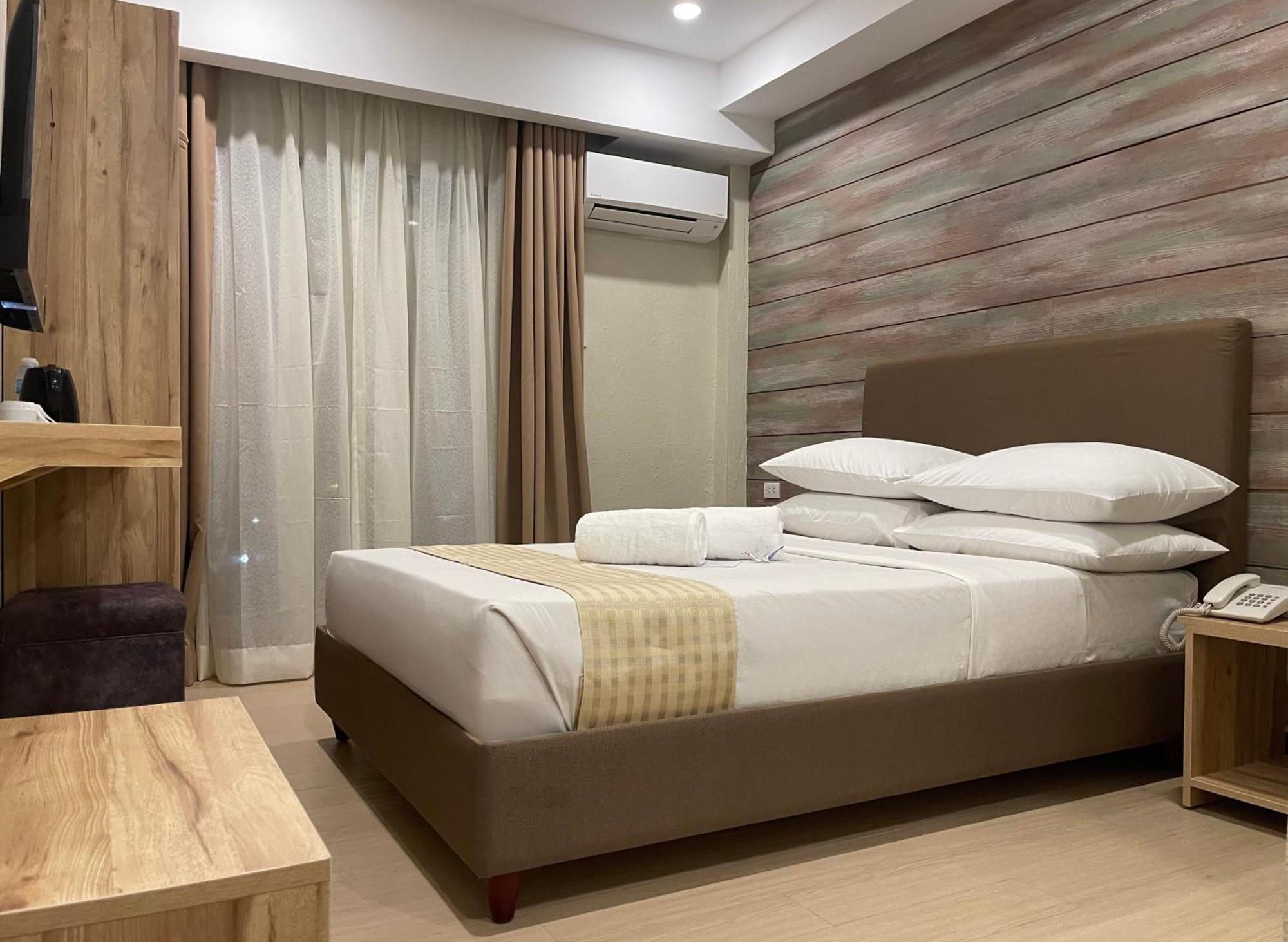 Sola Hotel Laoag Exteriör bild
