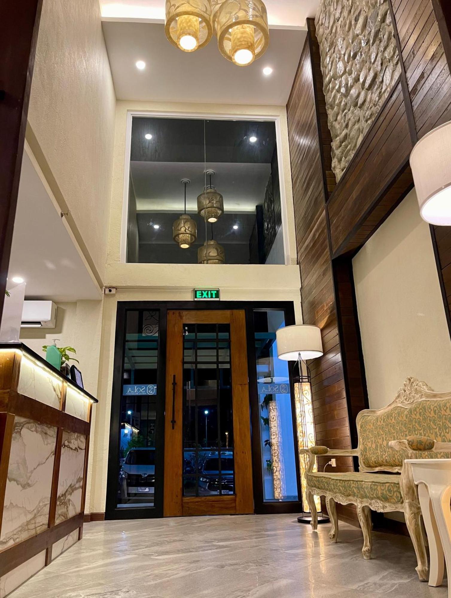 Sola Hotel Laoag Exteriör bild